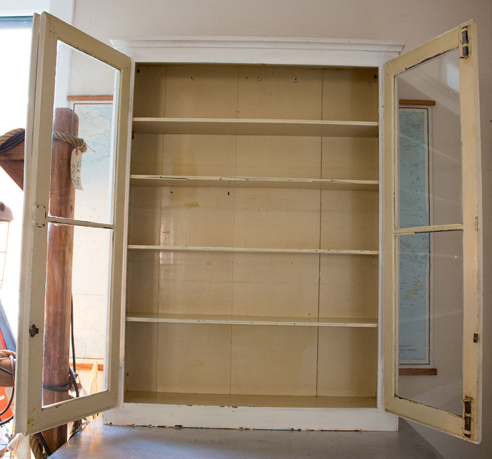 Old white patina showcase
