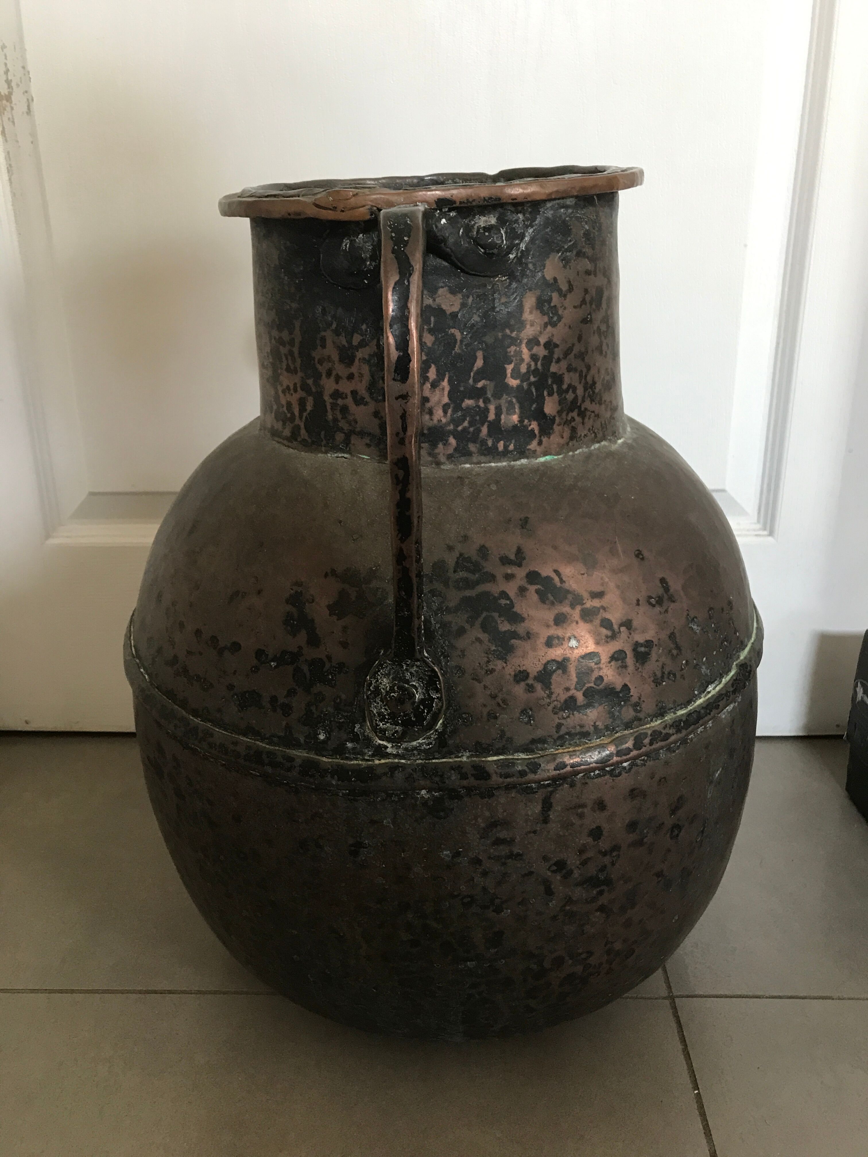 Jar jug with old coves in hammered copper middle east deco xixème