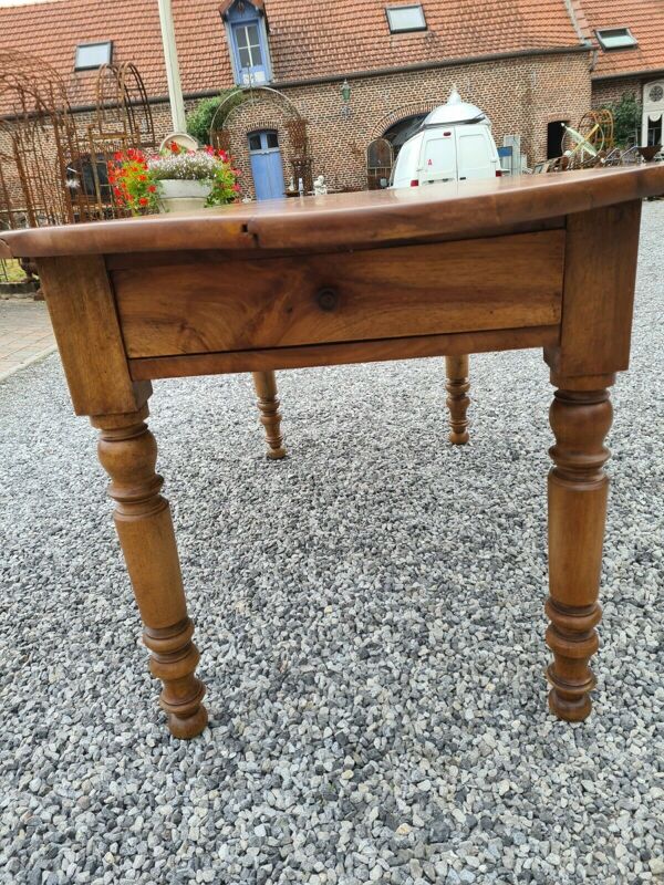 Table ovale en noyer