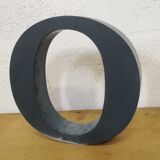 Lettre O ancienne en relief et en zinc