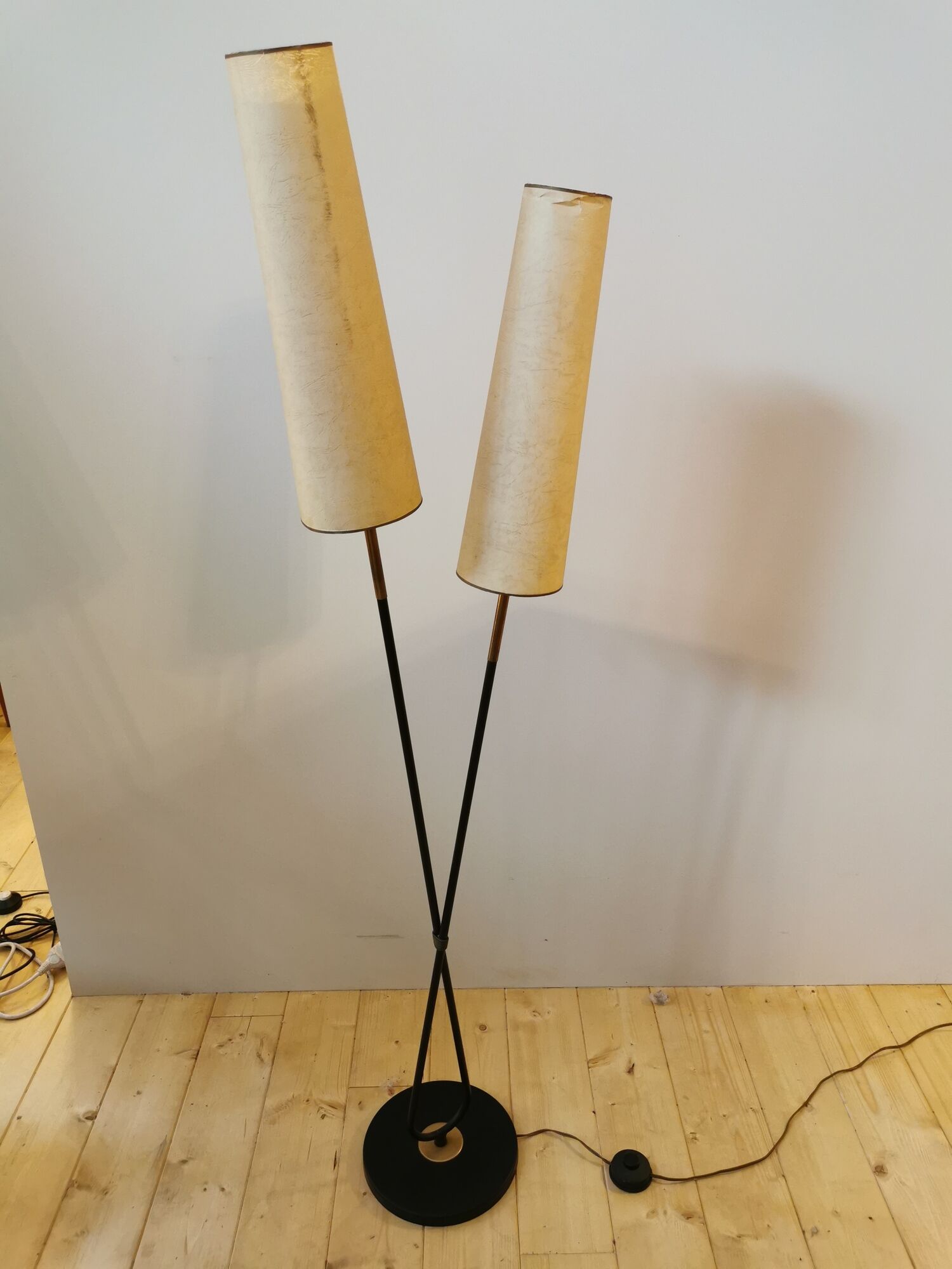 Floor lamp of the 50s with metal and brass foot
