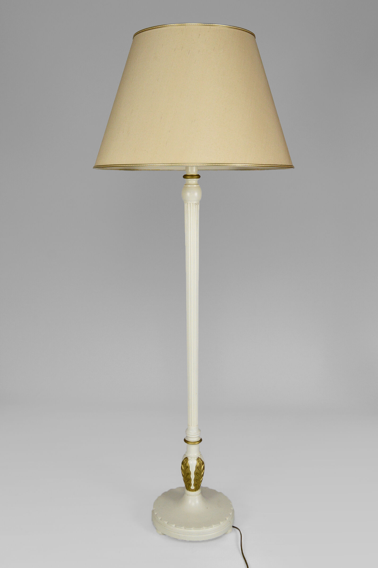 Art Deco floor lamp in white and gilded painted wood, 1925
