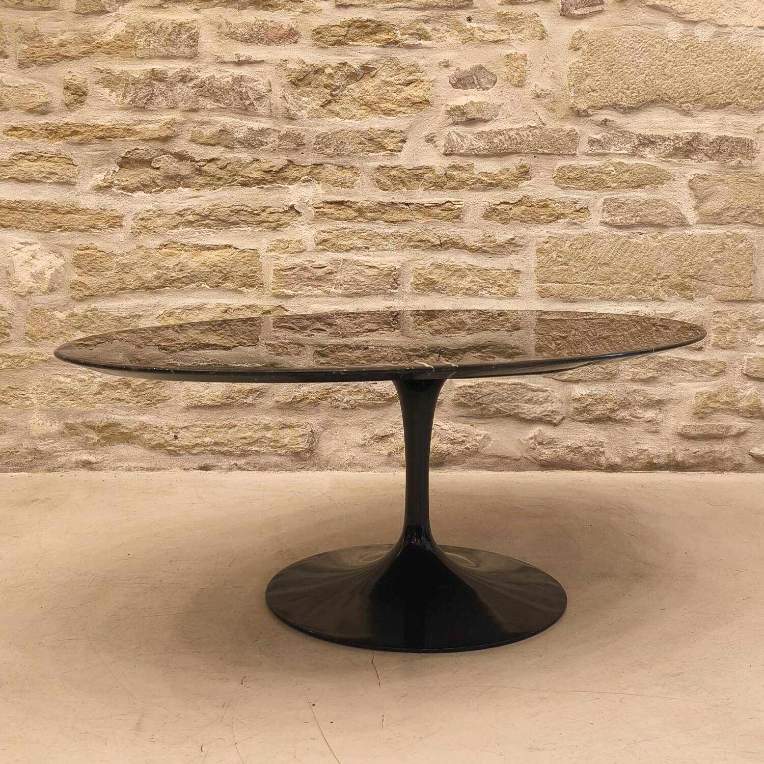 Oval tulip coffee table in Marquina marble, design Eero Saarinen for Knoll