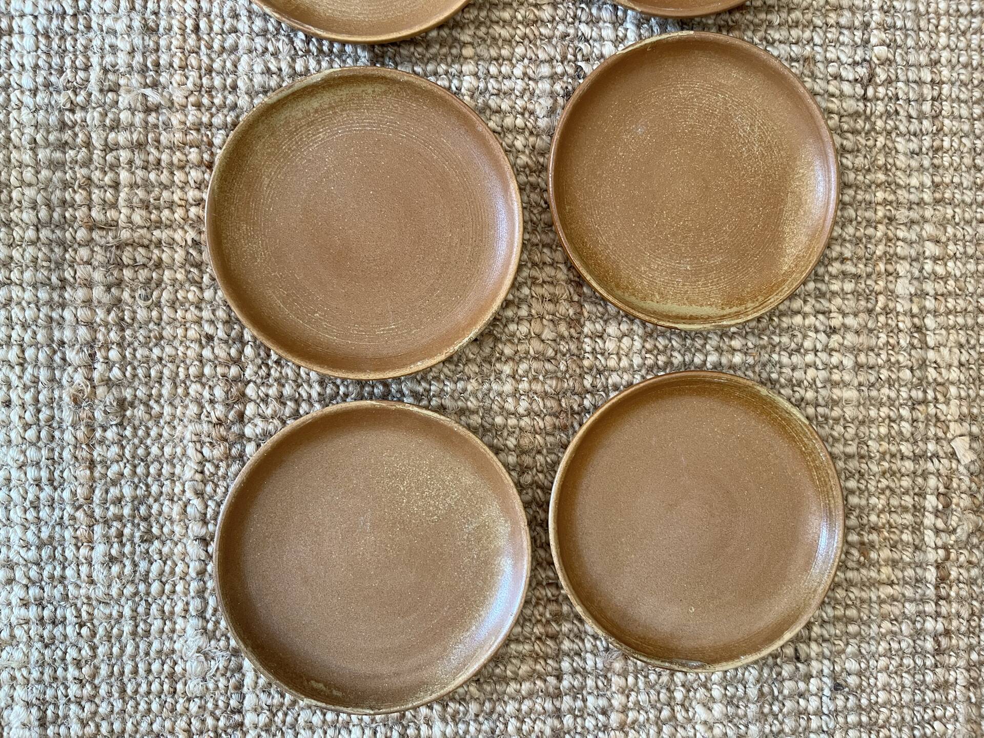 6 flat plates in stoneware