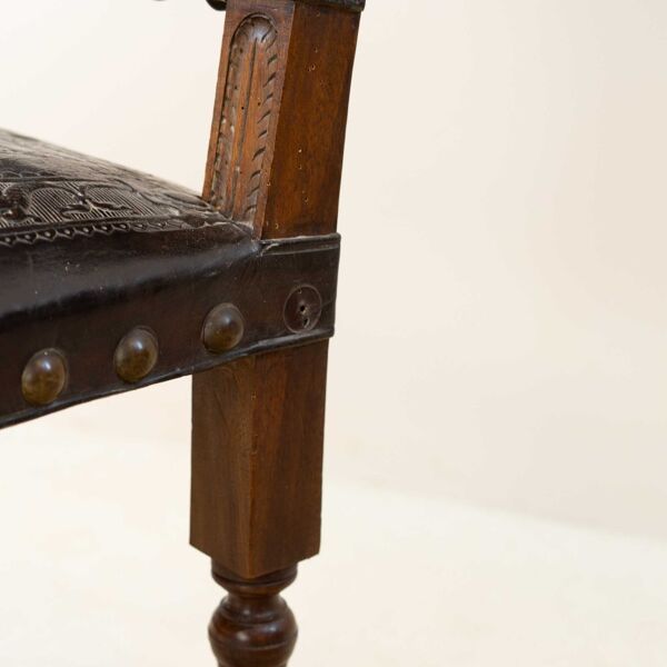 paire De fauteuils En Noyer Et cuir Repoussé, 19ème Siècle