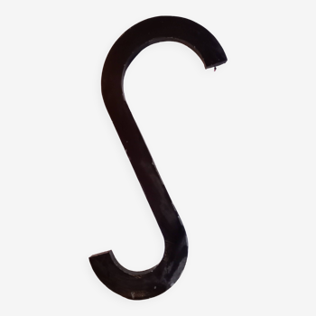 Ancienne lettre en zinc. "S"