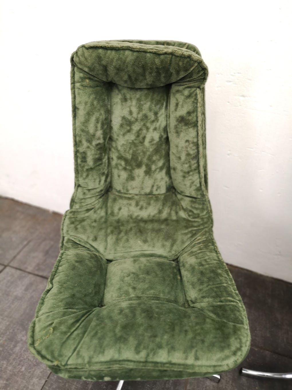 4 vintage chrome foot chairs