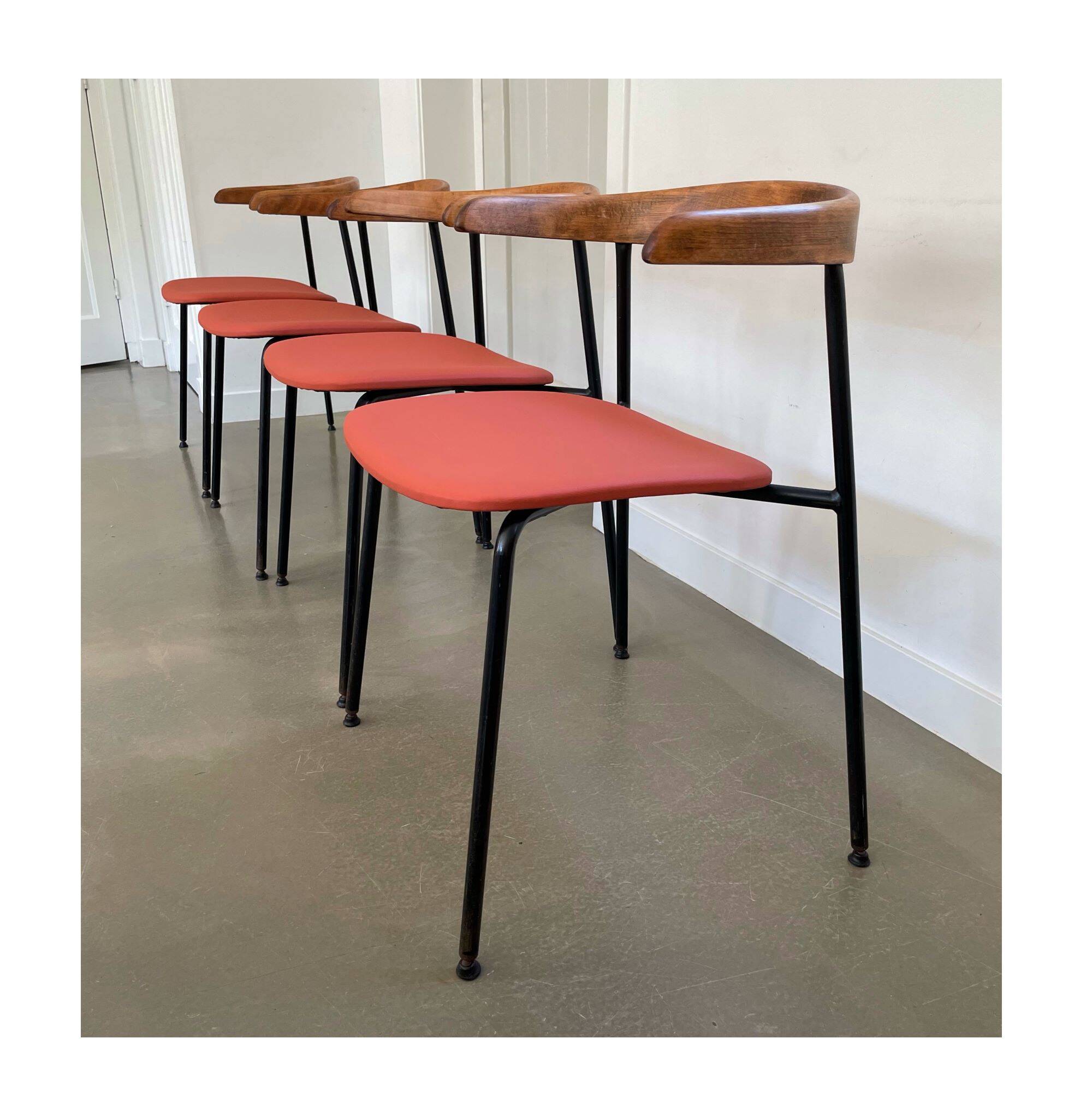 Rare ensemble de 4 chaises C 20, design Terence Conran, années 1960.