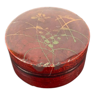 Round lacquered box
