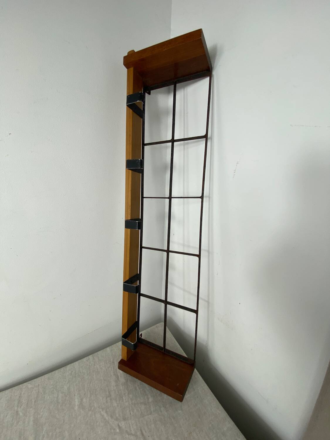 Wall-mounted coat rack with 5 wood and iron hooks