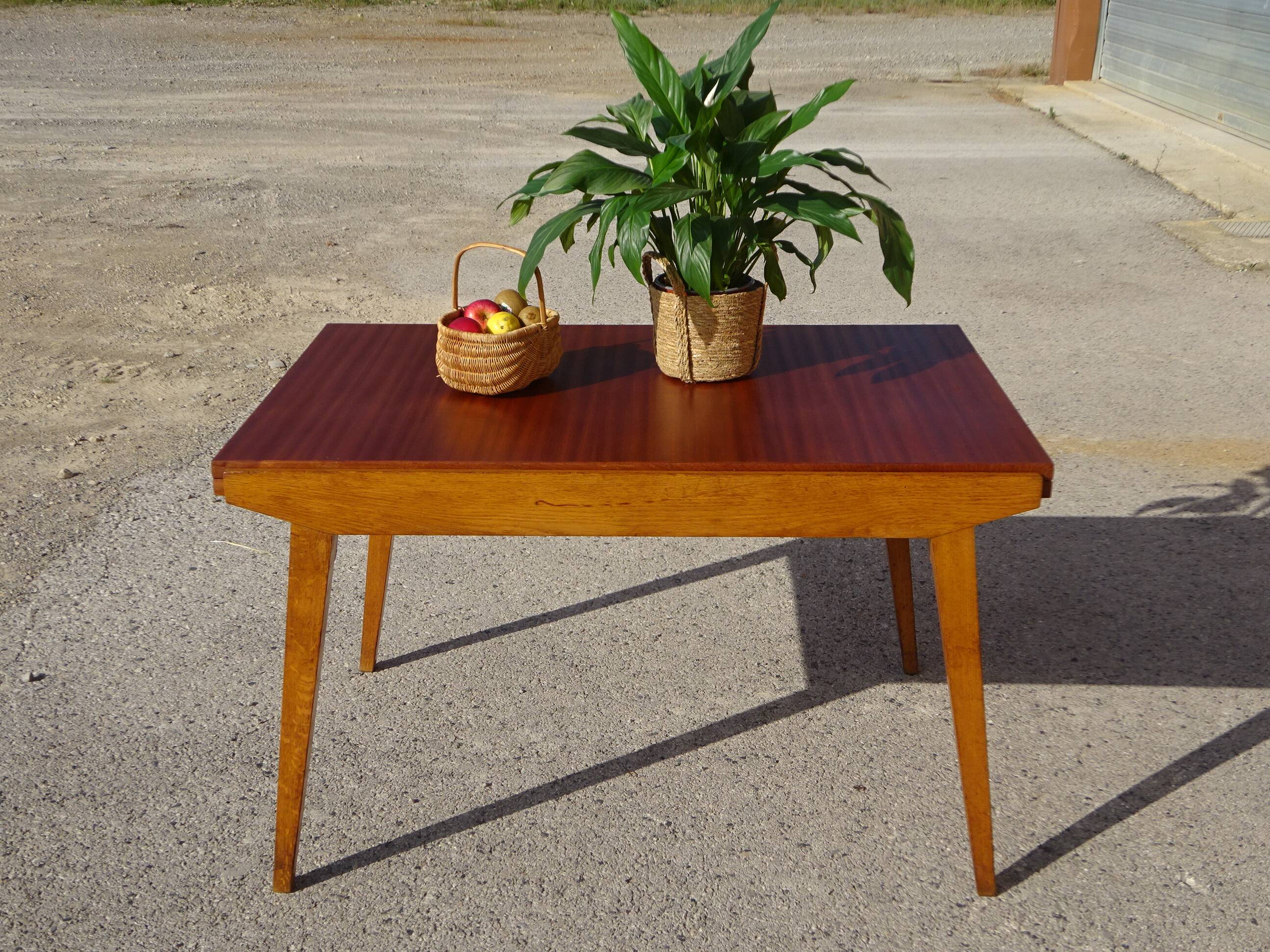 Extendable table, compass legs