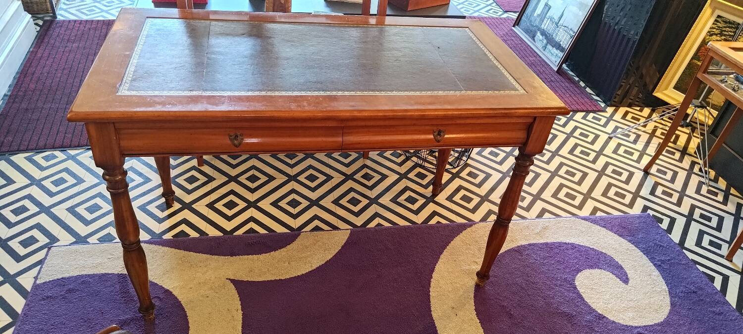 Minister's desk with pull tabs