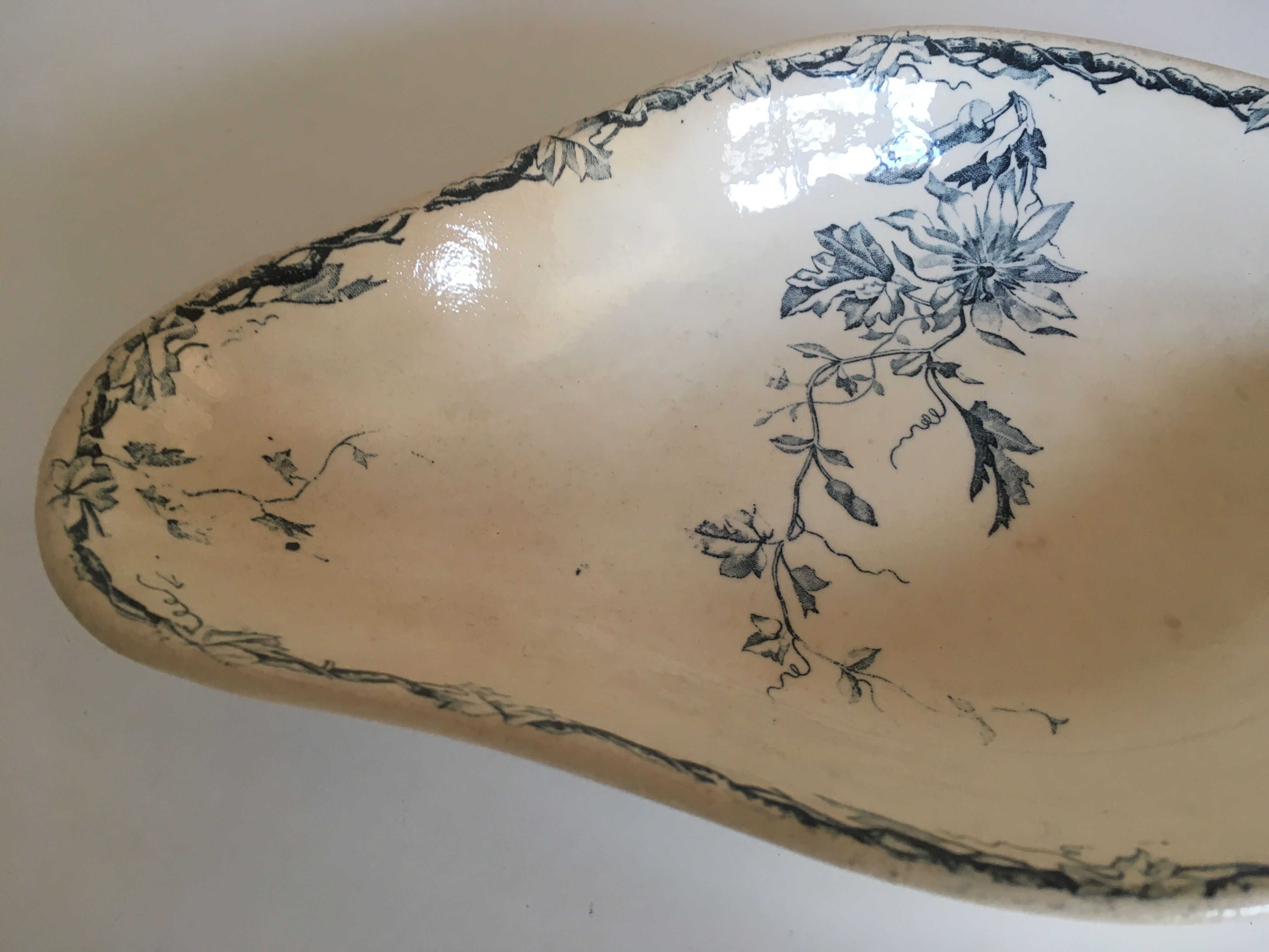 Dish ravier of Lunéville KG decorates Passiflore flowers late 19th