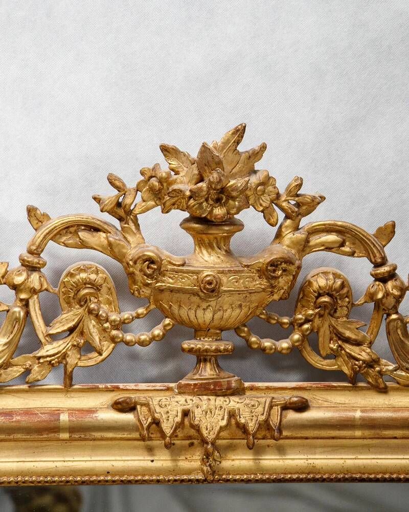 Louis-Philippe mirror from the 19th century with vase and crown of flowers.