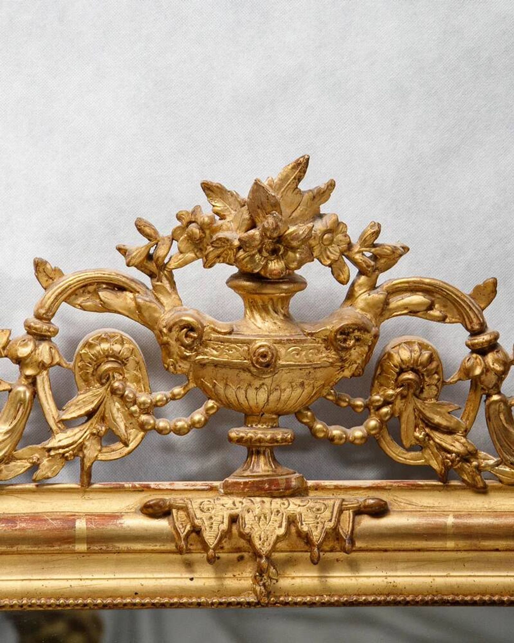 Miroir Louis-Philippe du XIXe siècle avec vase et couronne de fleurs