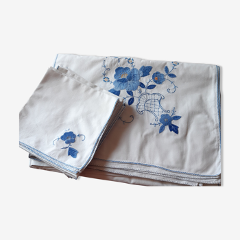 Nappe brodée main bleue avec 12 serviettes