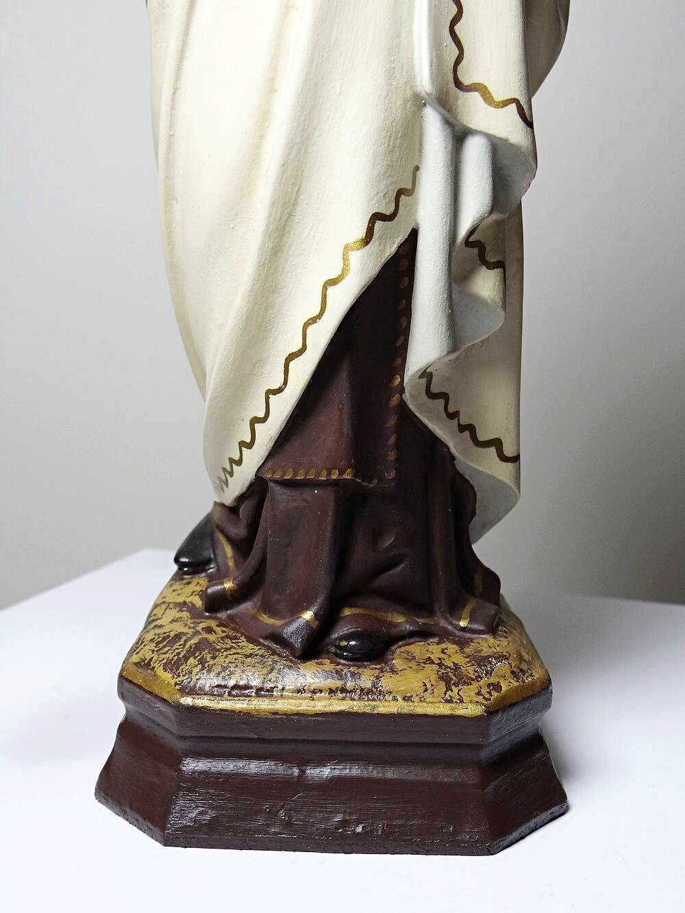 Statuette stuc ND du Mont Carmel, ateliers Olot, yeux en verre, 1920-1930