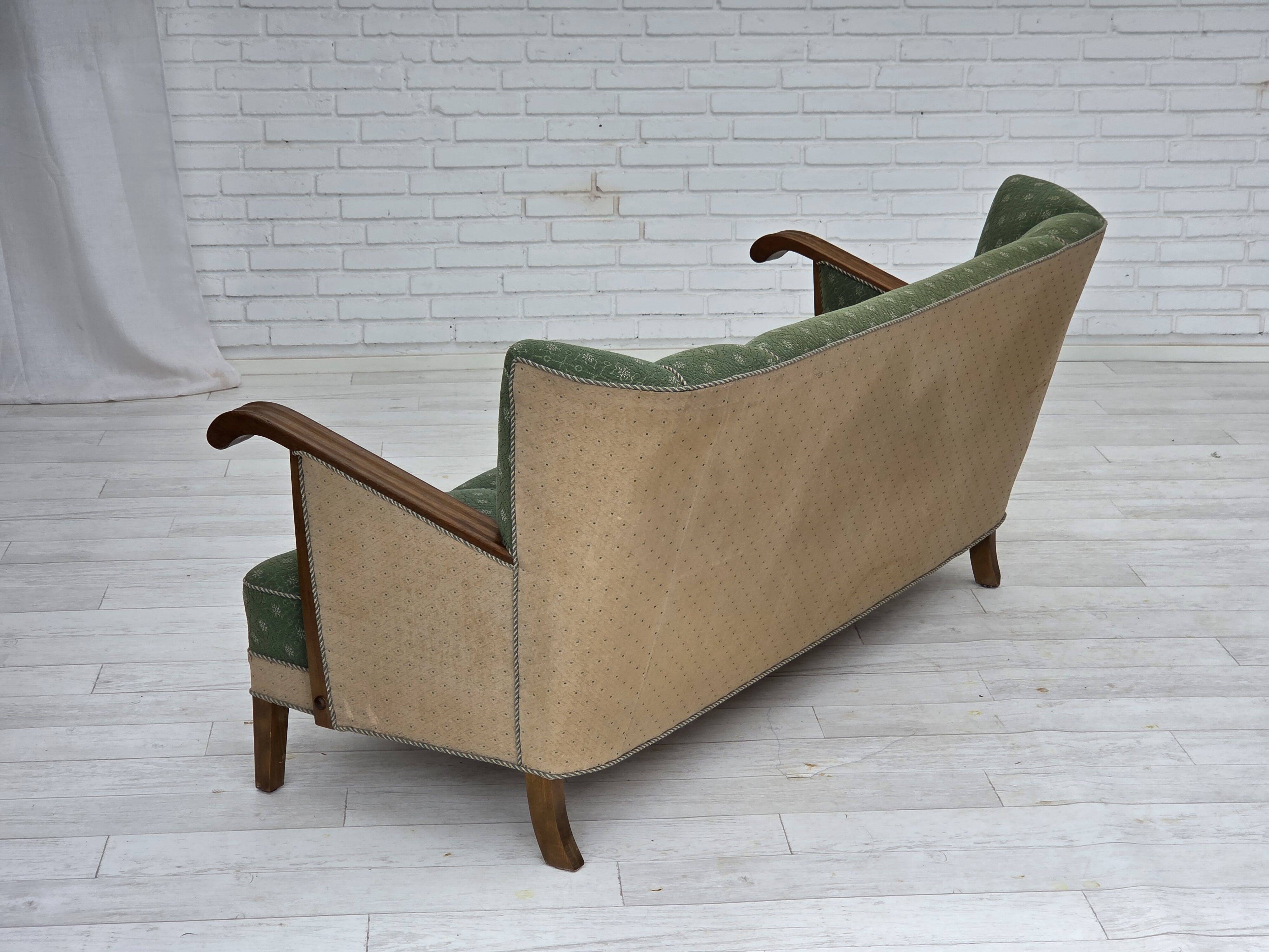 Canapé danois 3 places des années 1950, tissu en laine d'ameublement vert/beige, bois de chêne.