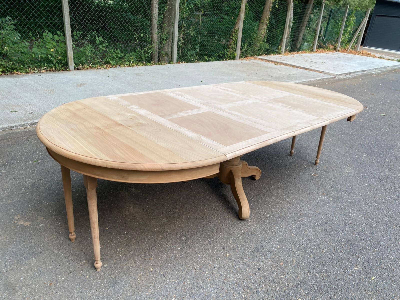 Table à manger ronde pied central extensible décapée en bois massif 3 rallo