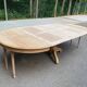 Table à manger ronde pied central extensible décapée en bois massif 3 rallo