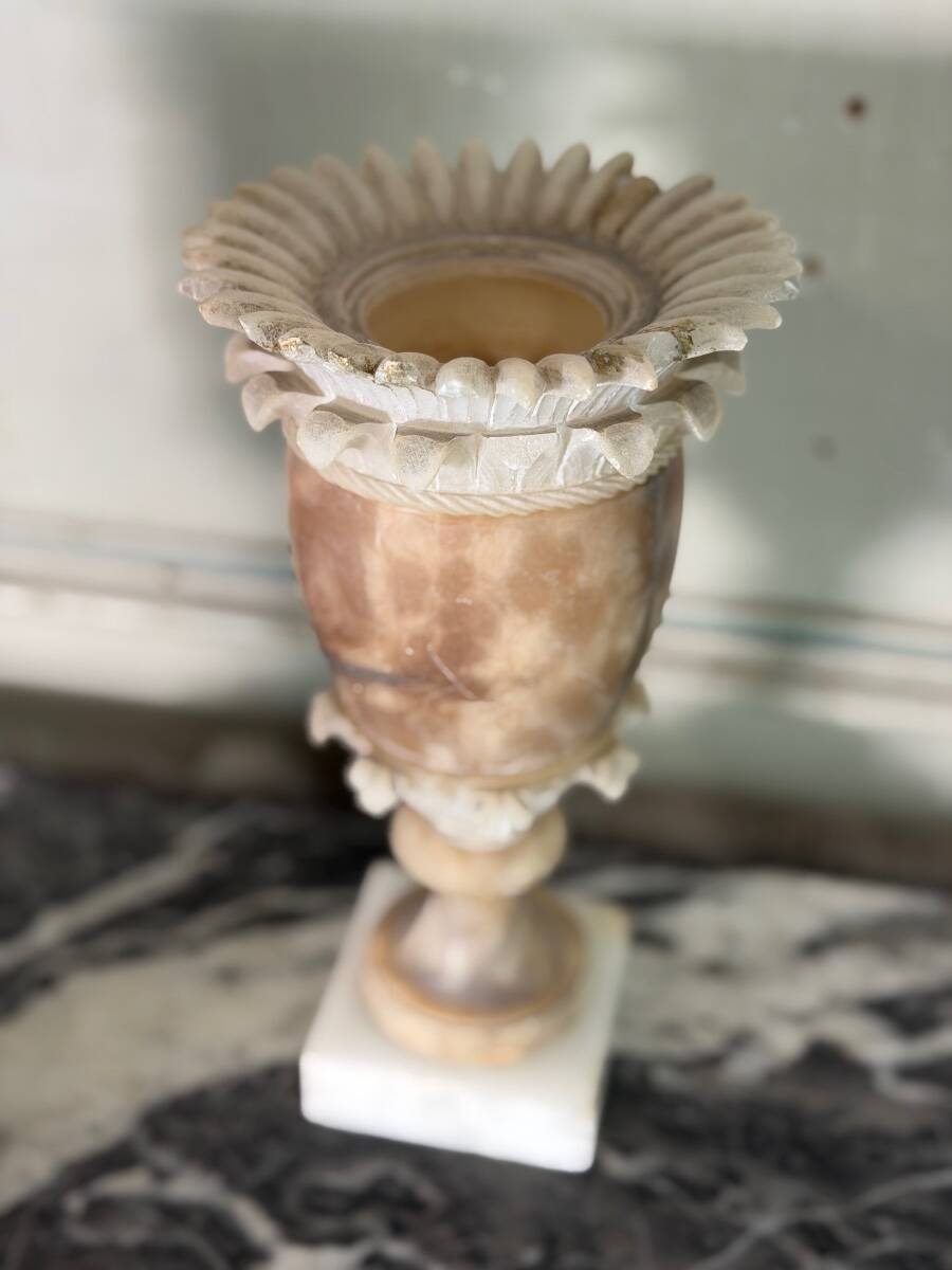 Paire de vases en albâtre bicolore, vers 1900, manques sur la collerette