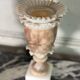 Paire de vases en albâtre bicolore, vers 1900, manques sur la collerette