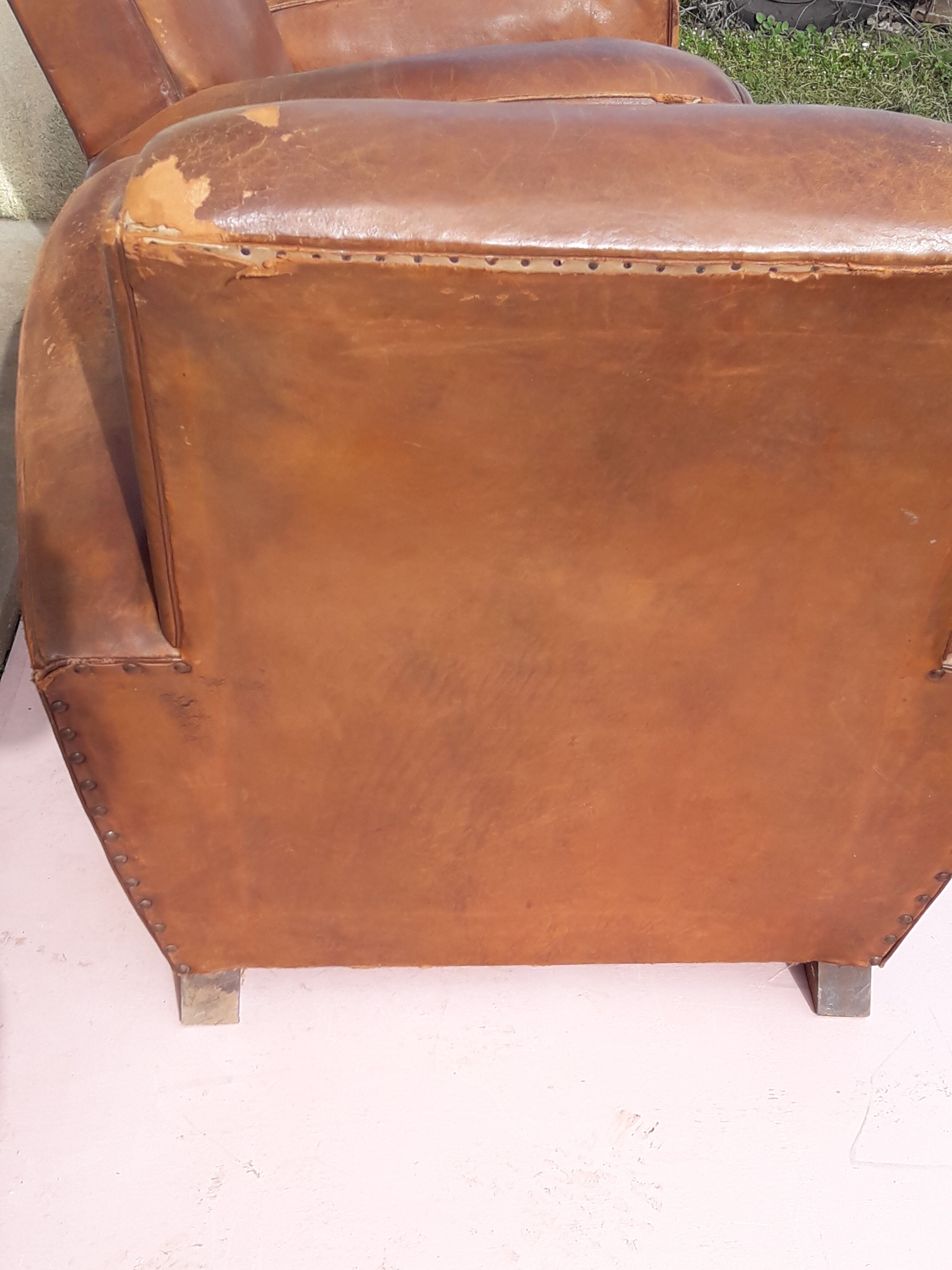 Paire de fauteuils club en cuir marron