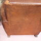 Paire de fauteuils club en cuir marron
