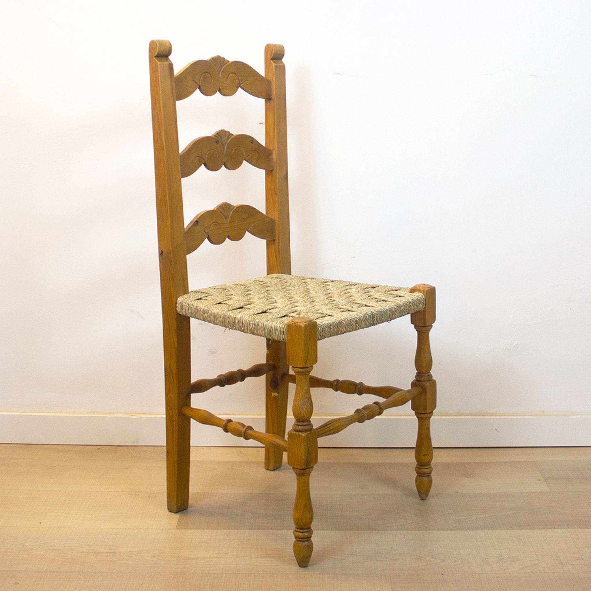 Chaise rustique avec siège tissé Espagne années 1950
