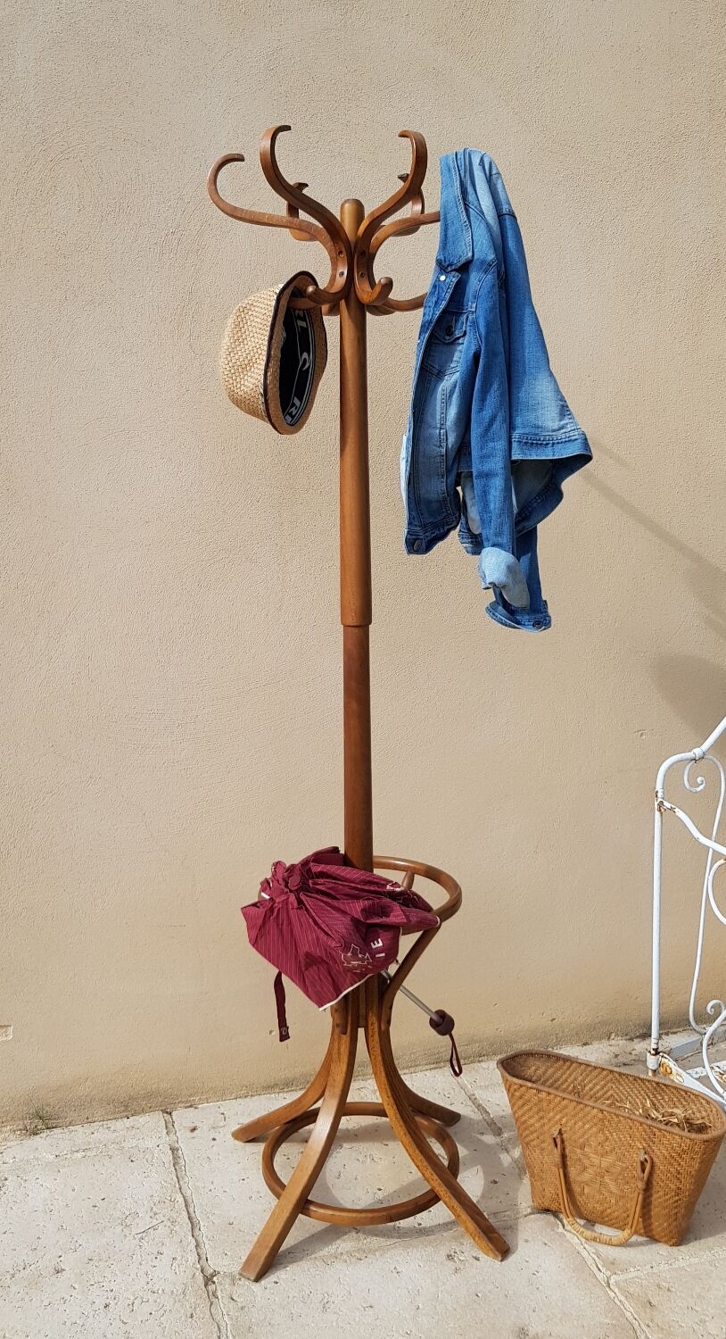 Coat rack roting parrot