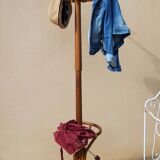 Coat rack roting parrot