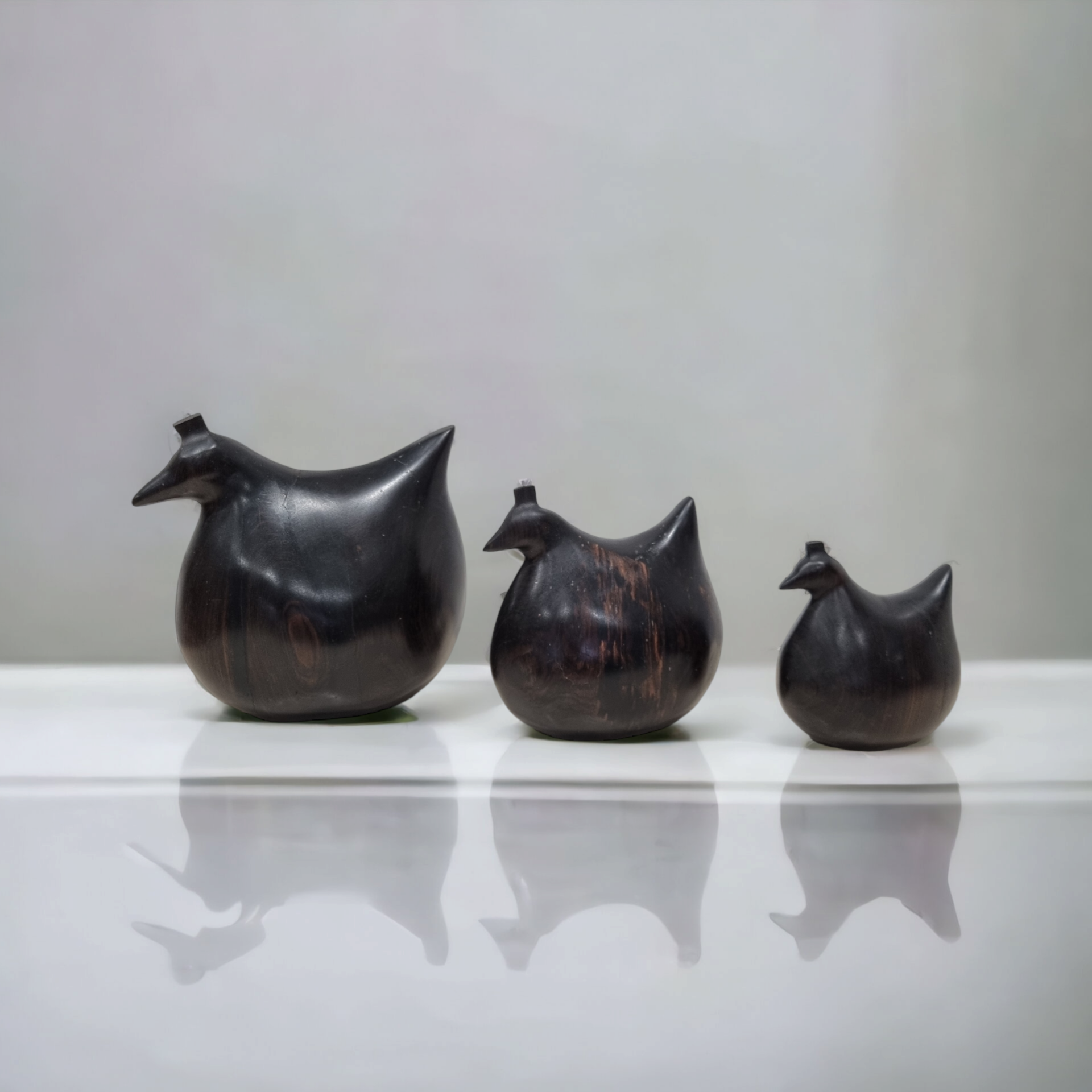 Trio de sculptures poules en ébène