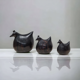 Trio de sculptures poules en ébène