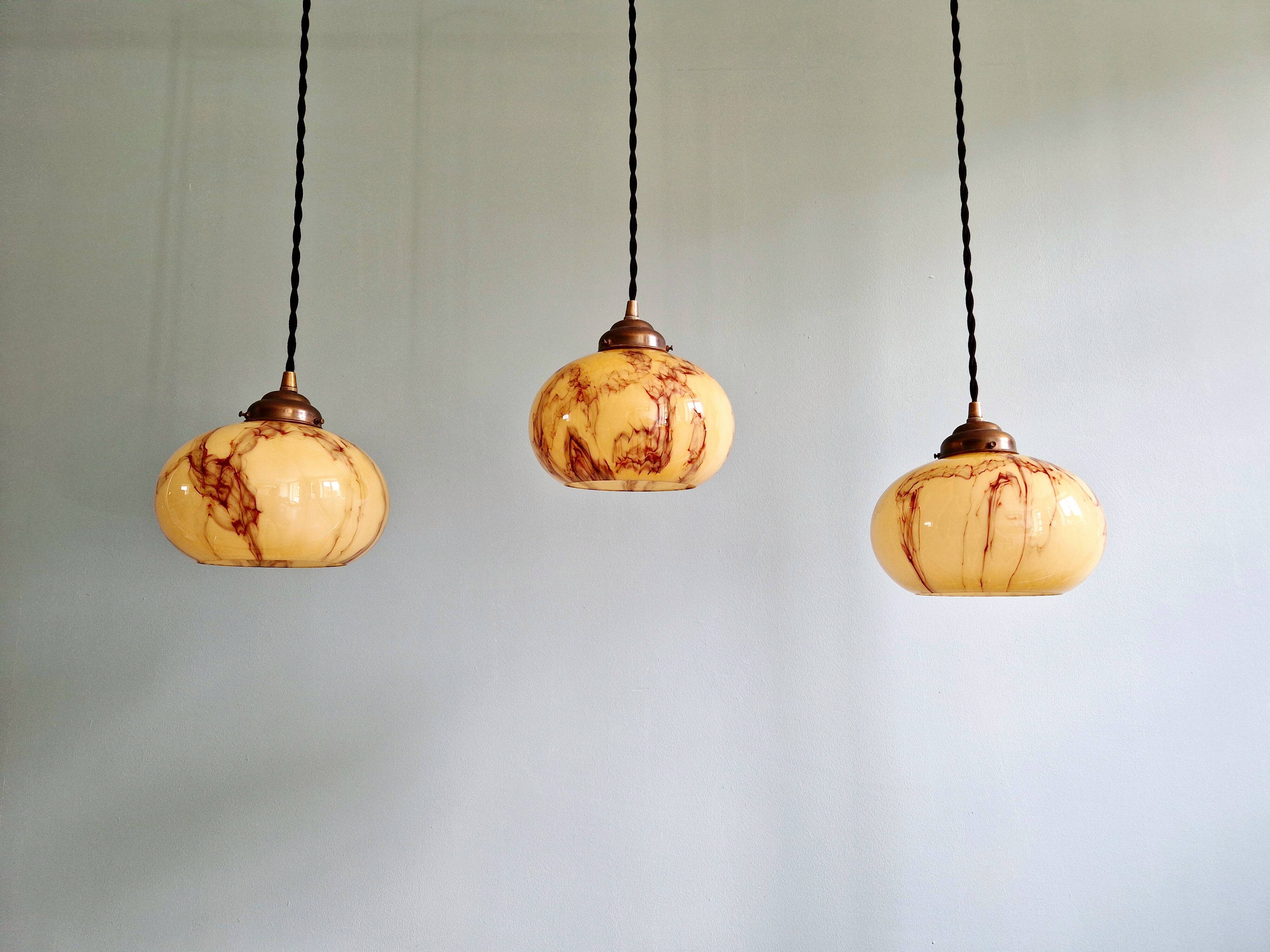 Trio de suspensions art déco en opaline marbrée, Scailmont, 1920-30
