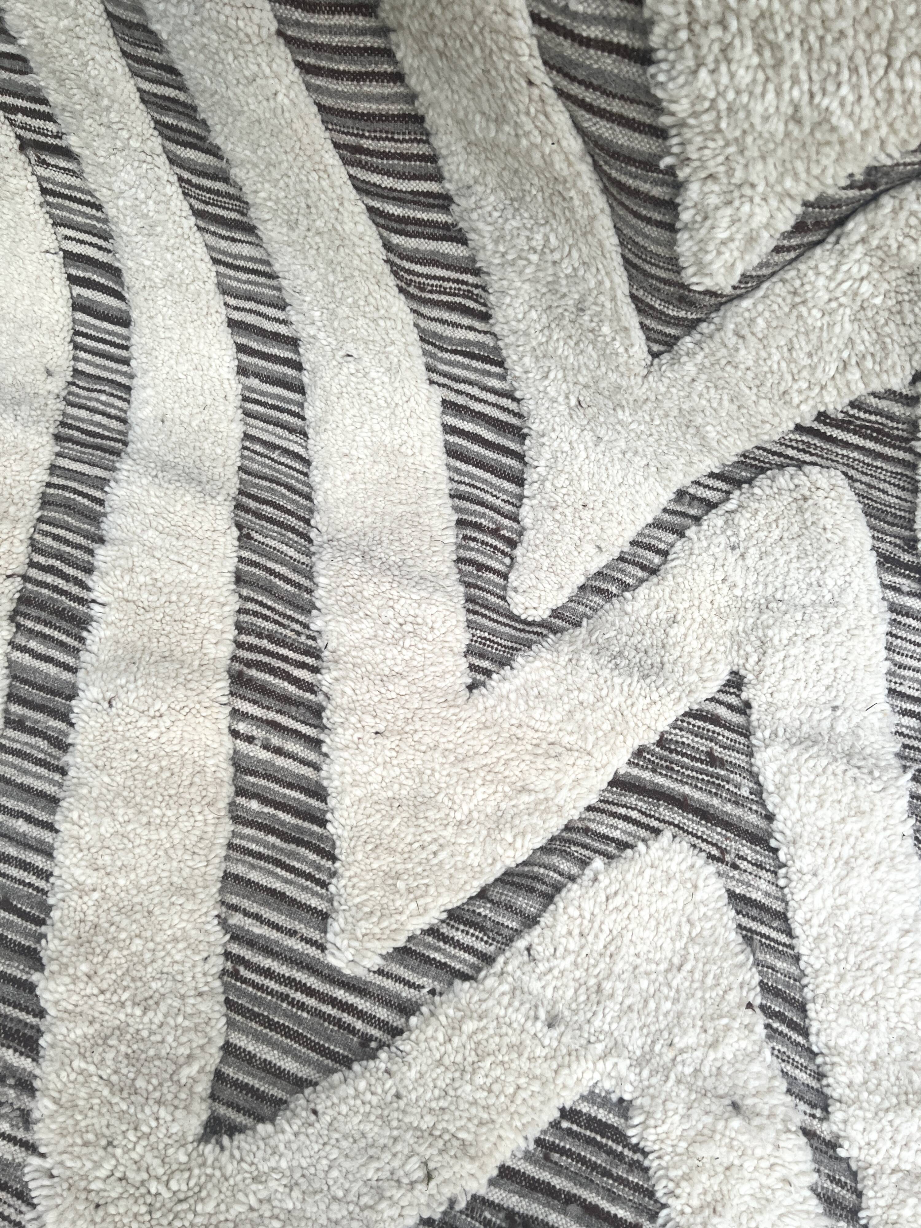 Large hand-knotted beige and cream Berber rug, 2.90m x 1.80m.