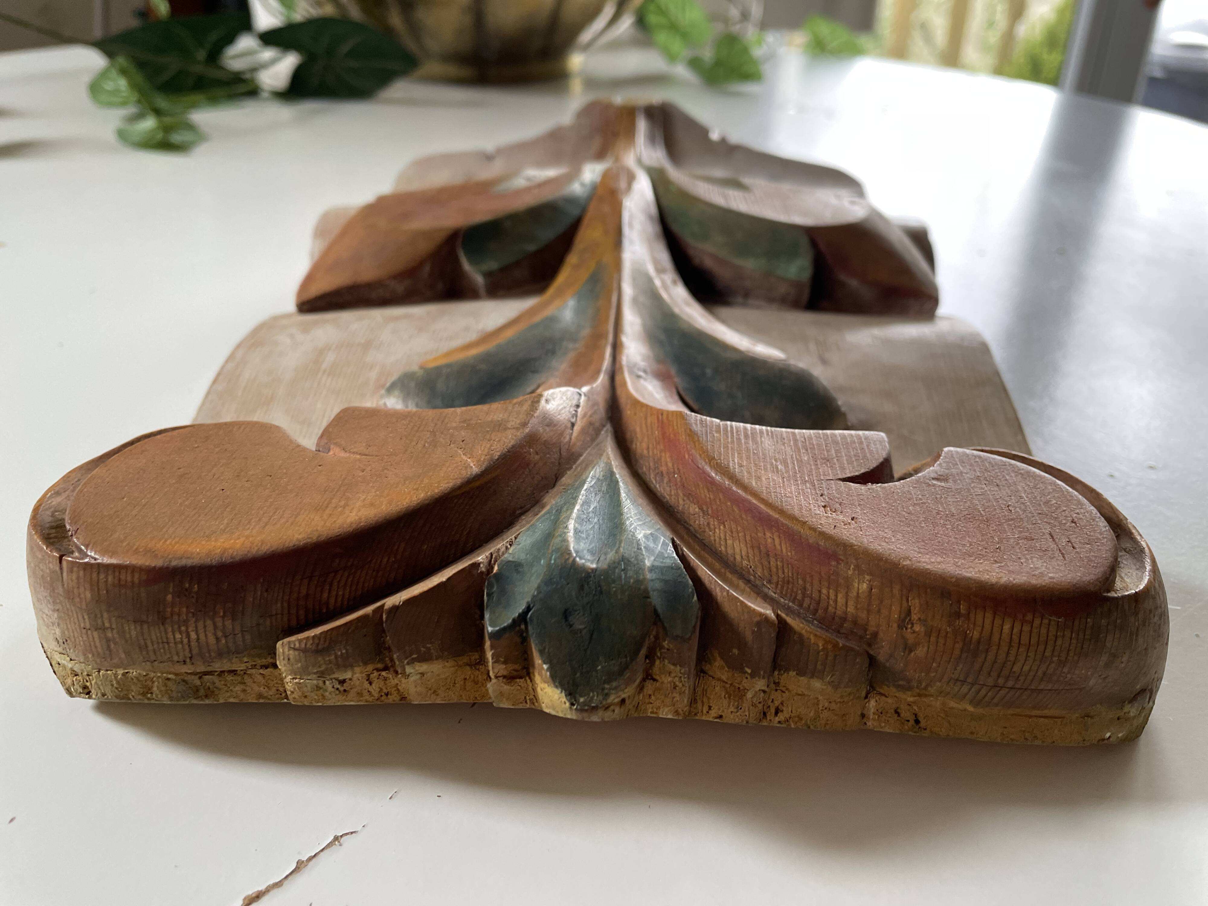 Panneau ancien en bois sculpté au décor de feuillage