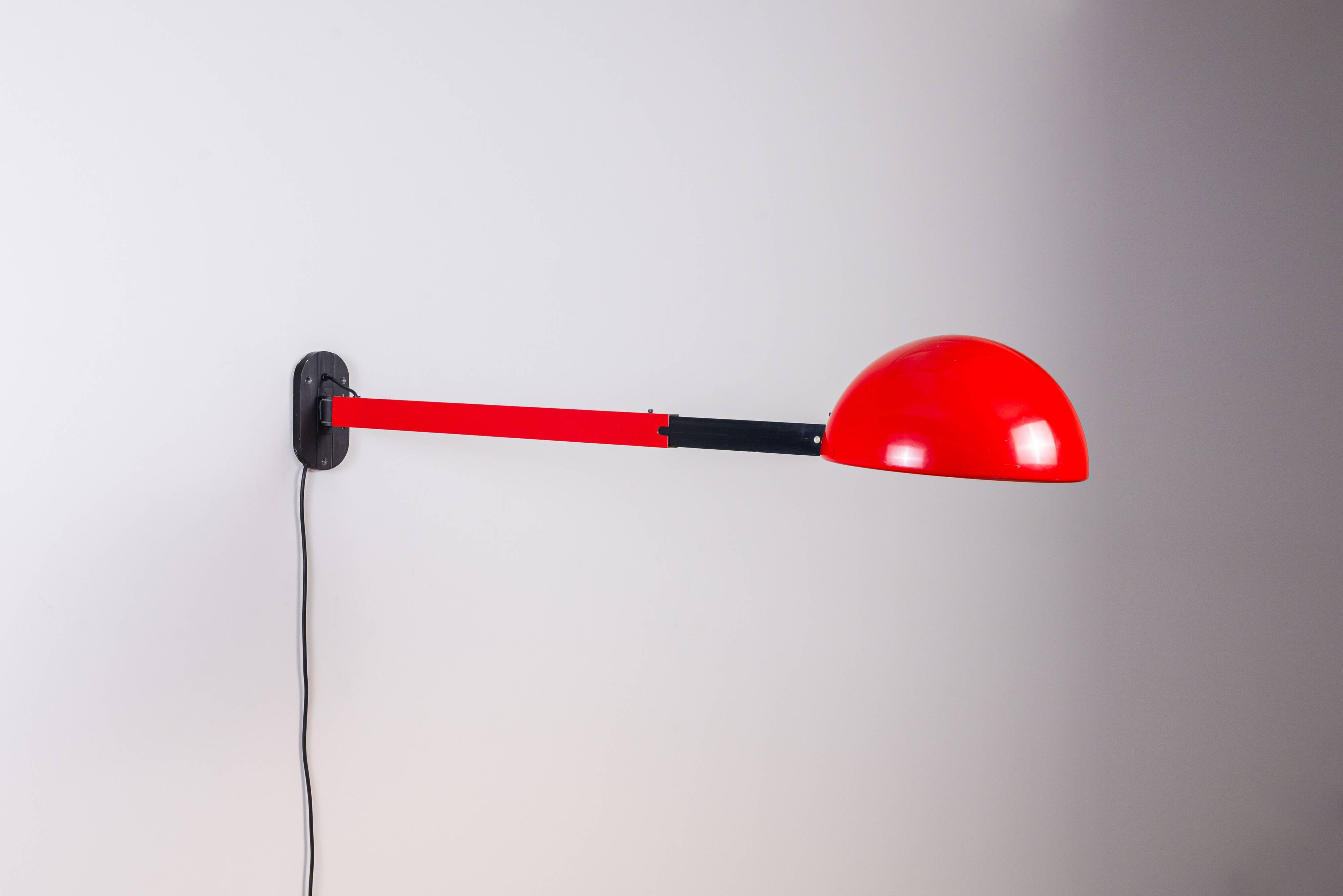 Lampe murale extensible post-moderne en métal rouge