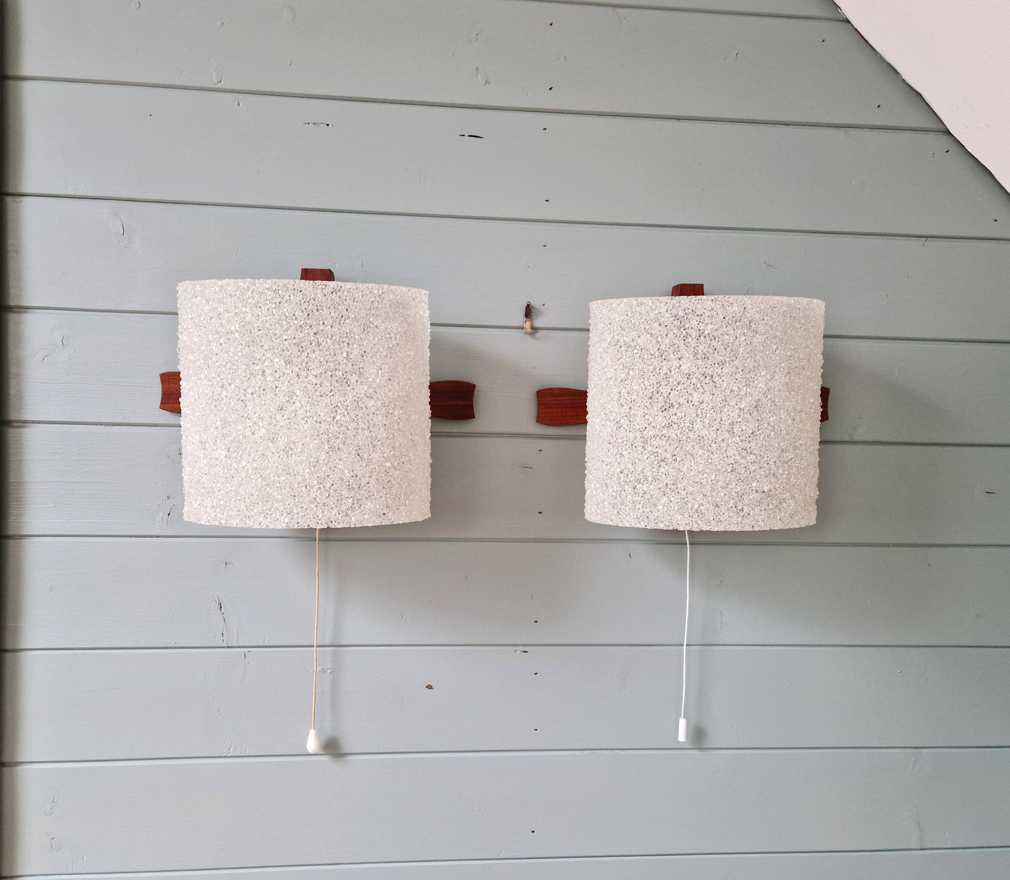 Pair of Scandinavian wall sconces in teak and plastic resin, 1960.