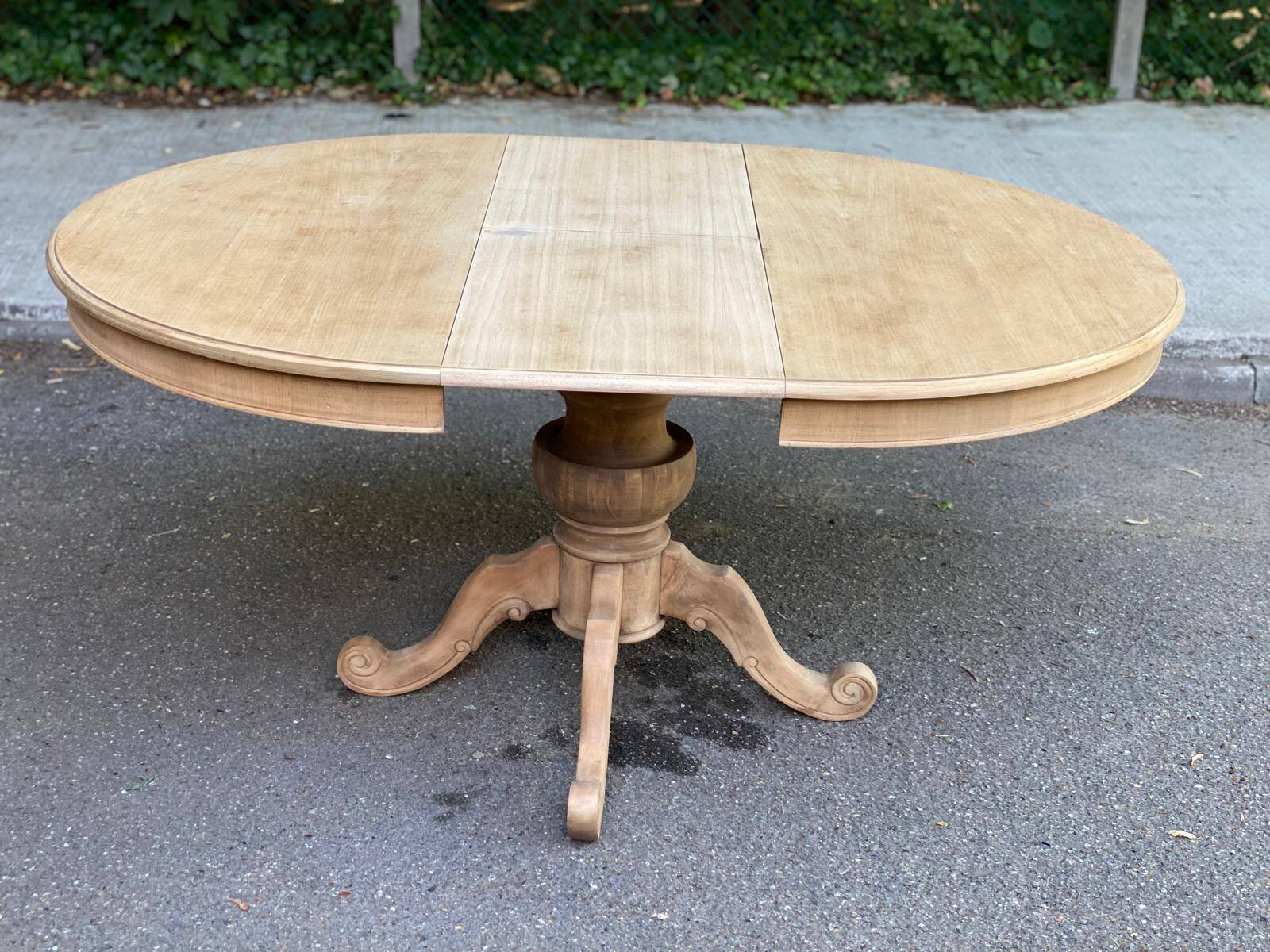 Extendable round dining table with central art deco leg, renovated in raw wood