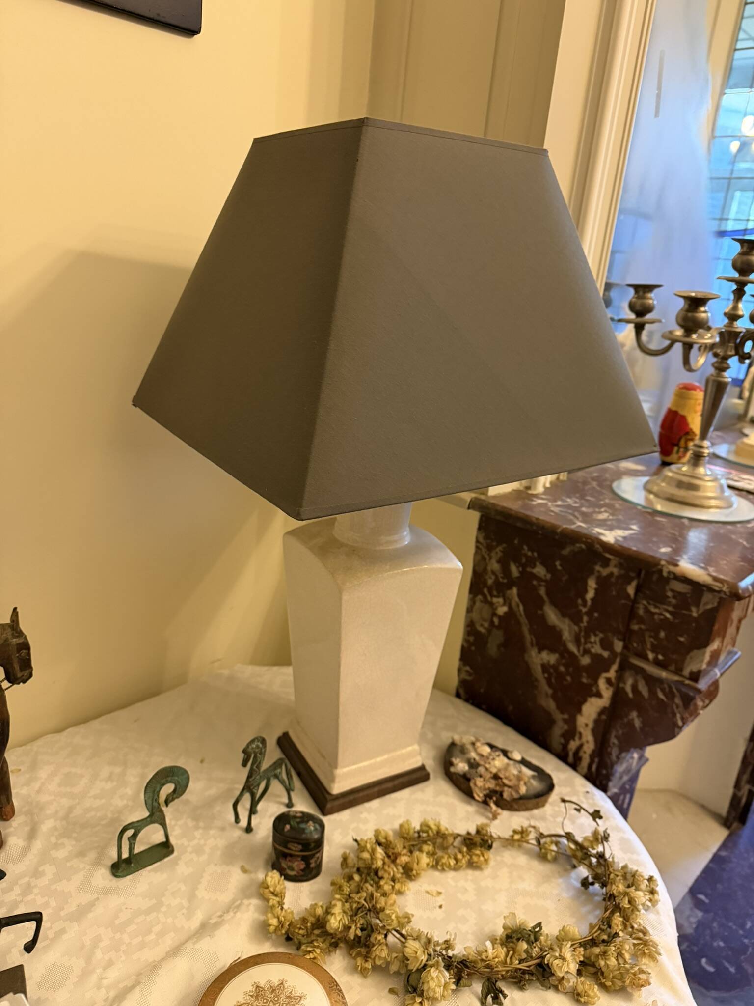 Cracked white ceramic lamp