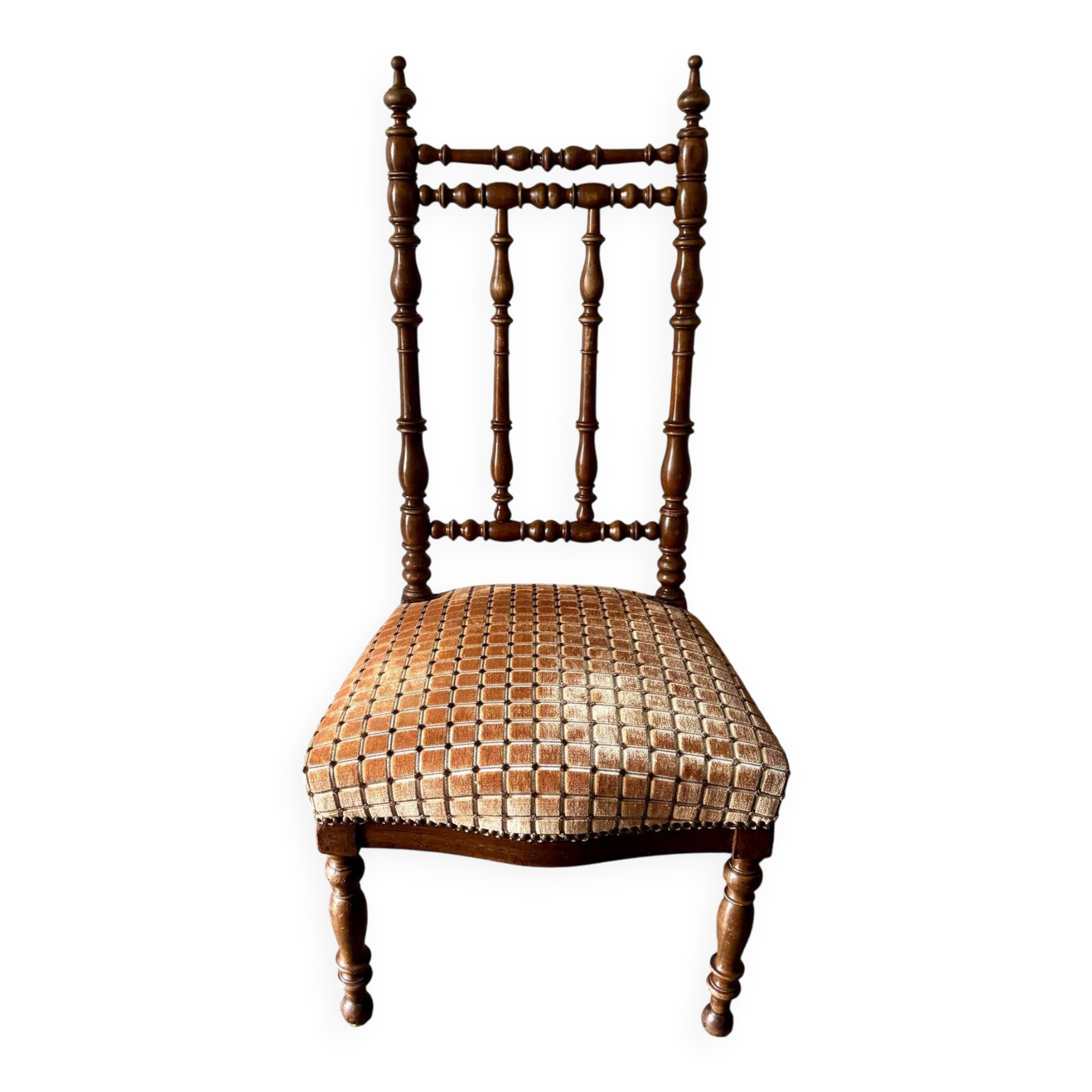 Chaise en bois tourné et velours ocre