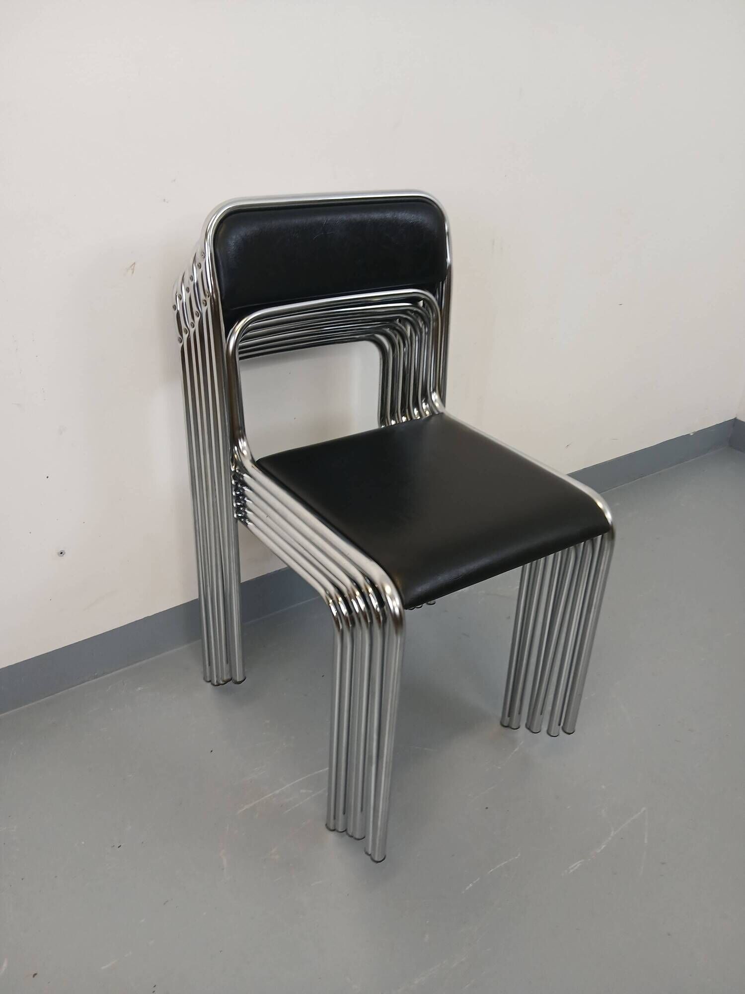 Set of 6 vintage Italian stackable chairs in chrome metal and faux leather.