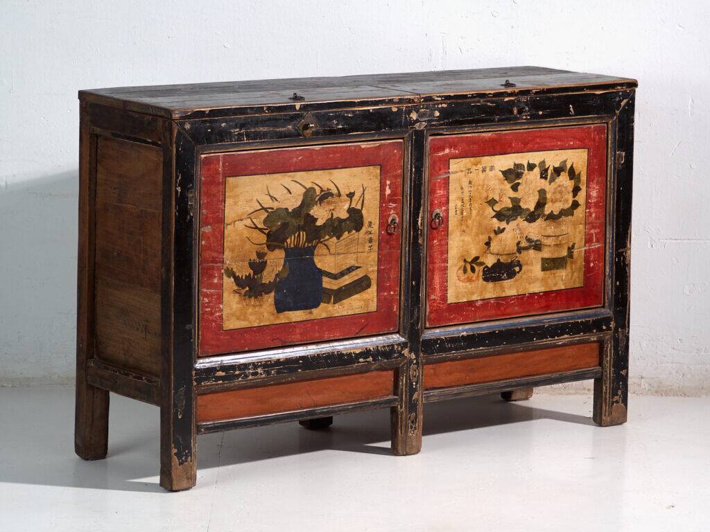 Buffet ancien en pin laqué à motifs peints de lotus – Chine, vers 1920