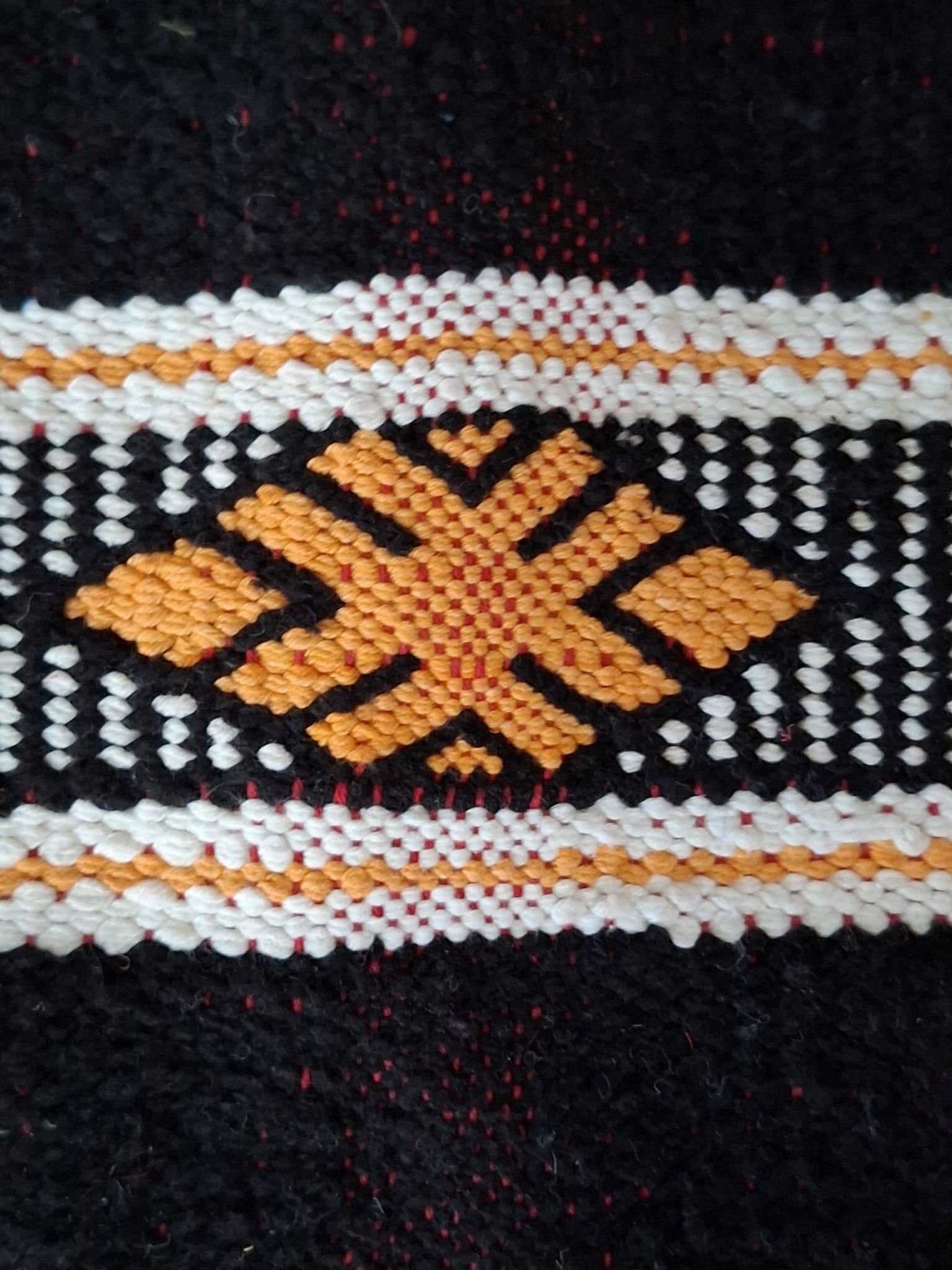 Petit Kilim Berbère Noir & Safran – Tissage plat Hanbel – 65x140 cm