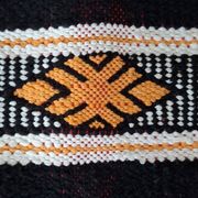Petit Kilim Berbère Noir & Safran – Tissage plat Hanbel – 65x140 cm