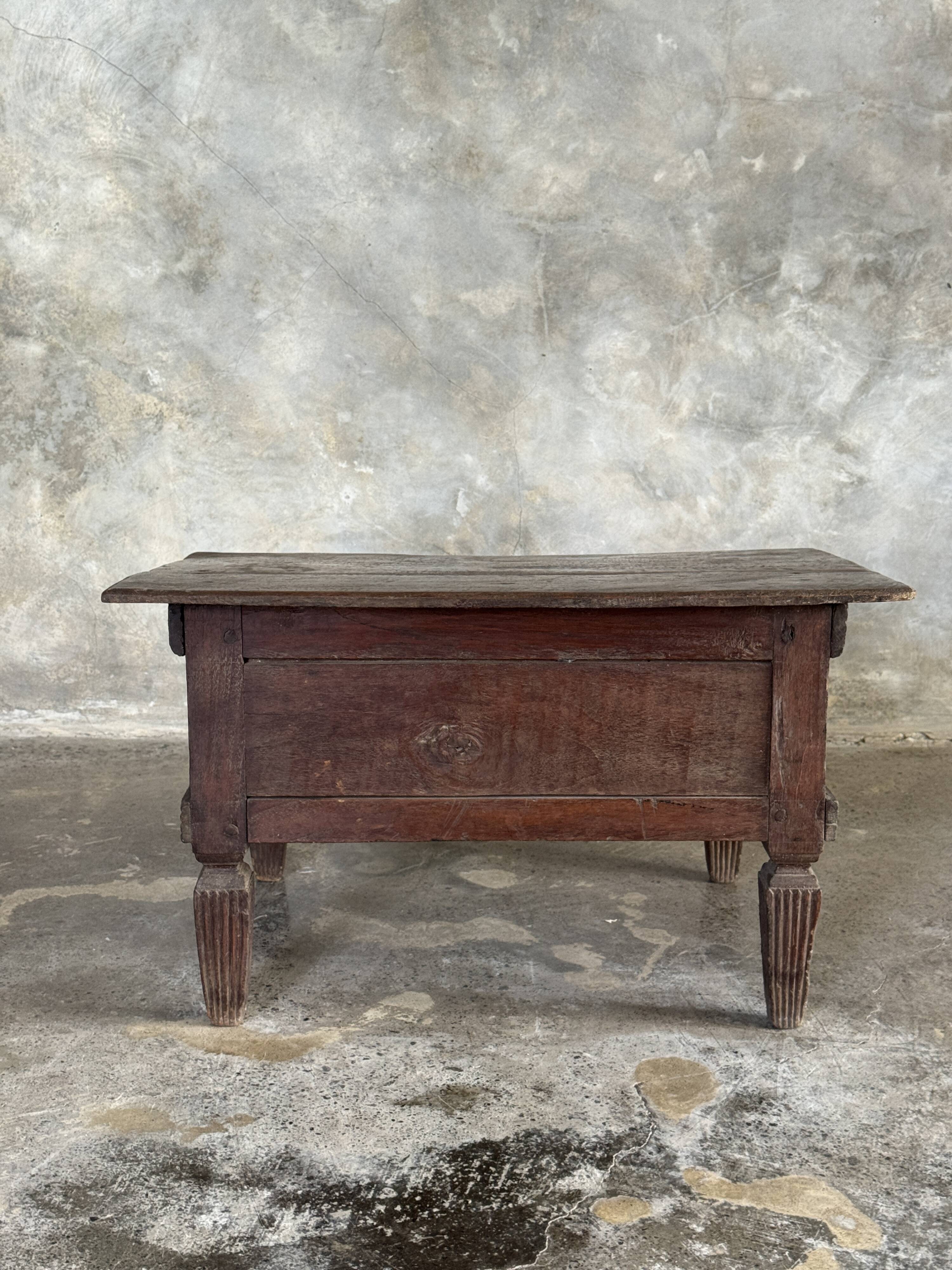 Petit écritoire table basse ancienne indonésienne en teck H33 40,5x55