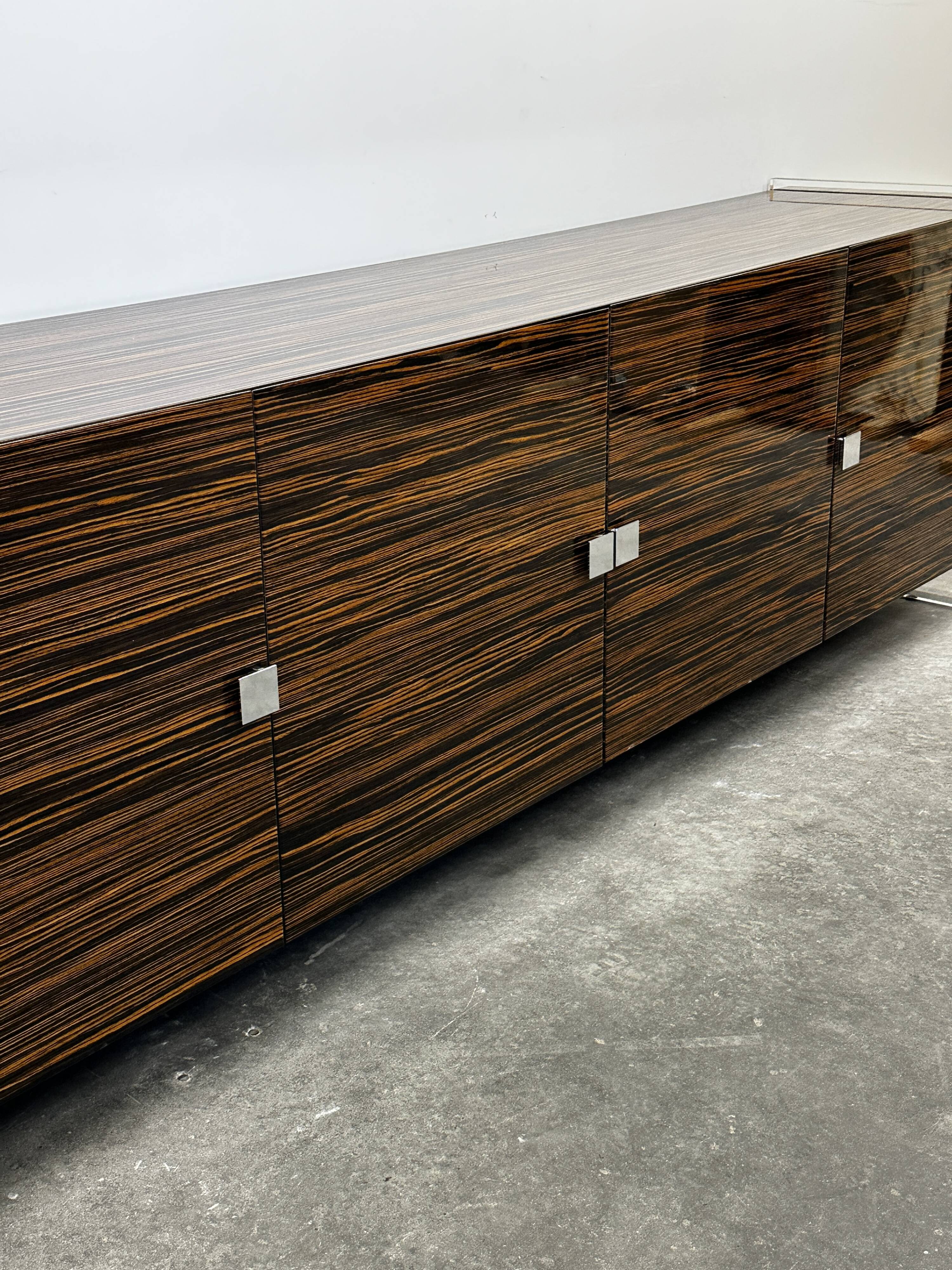 Buffet/crédence luxueux en ébène de Macassar, chrome et lucite par Armobil, Italie