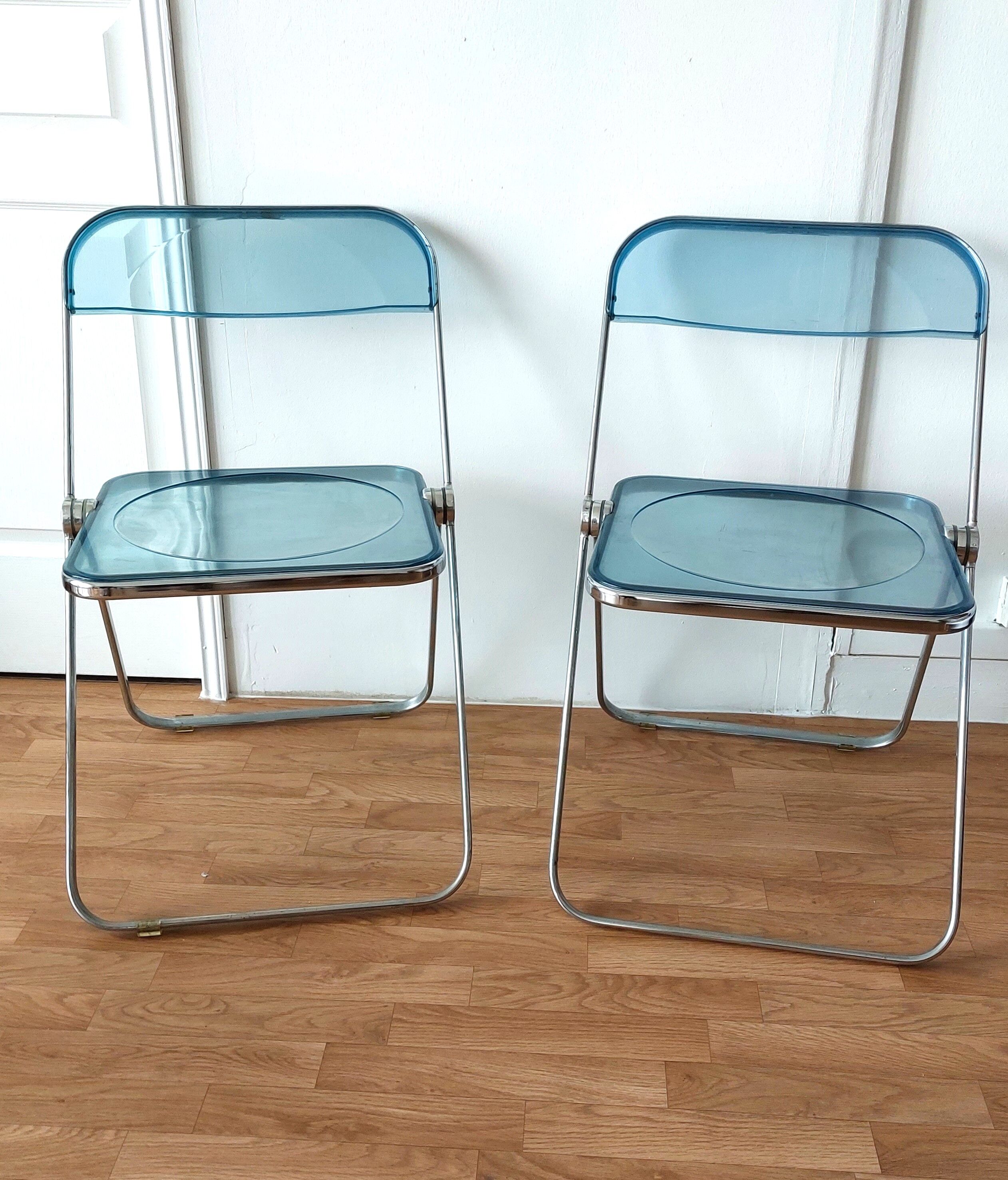 Pair of translucent blue chairs Plia design Giancarlo Piretti for Castelli, 1960.