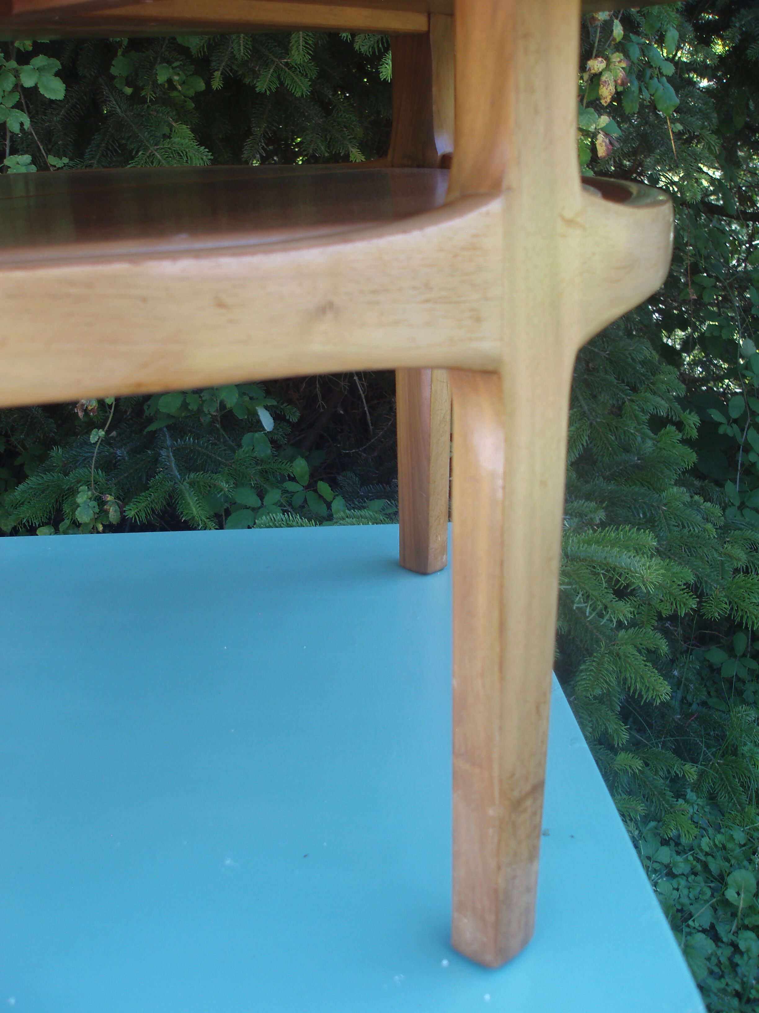 Round coffee table in solid walnut double tray of the 1970s