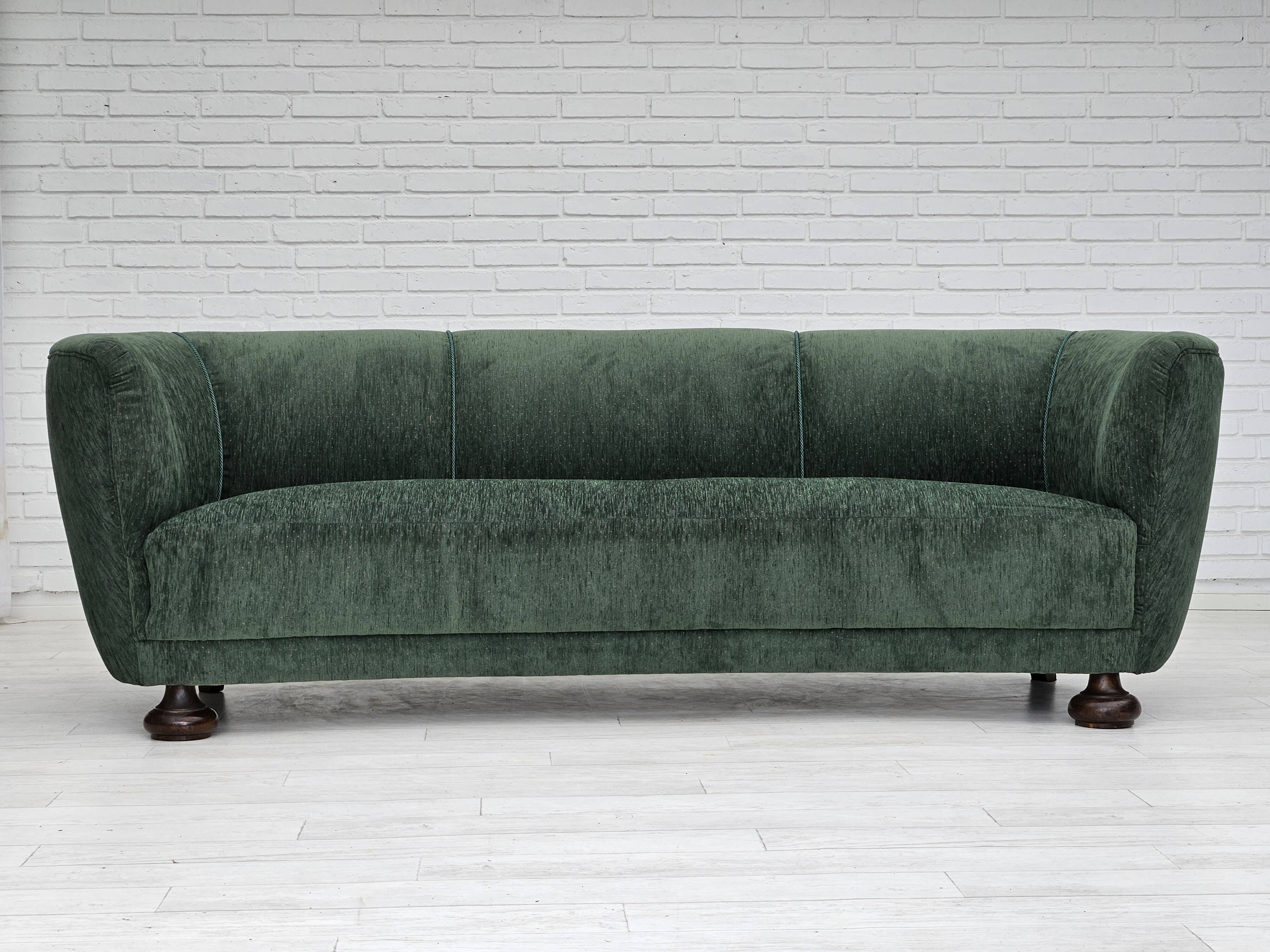 Années 1960, design danois, canapé 3 places "Banana" refait à neuf, velours vintage.